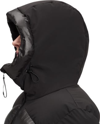 Schwarze Daunenjacke mit Kapuze und glänzenden Details, von der Seite gezeigt. Schwarze Daunenjacke mit Kapuze und glänzenden Details, von der Seite gezeigt.