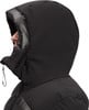 Schwarze Daunenjacke mit Kapuze und glänzenden Details, von der Seite gezeigt.