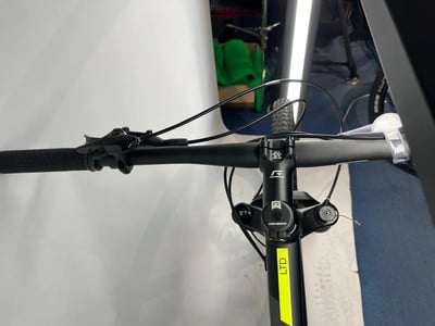 Detail eines Mountainbike-Lenkers mit LTD-Aufschrift am Rahmen. Detail eines Mountainbike-Lenkers mit LTD-Aufschrift am Rahmen.
