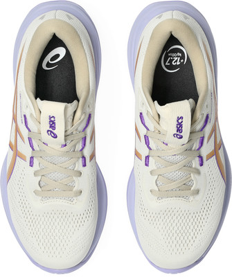 Ein Paar weiße Laufschuhe mit lila und goldenen Details, Draufsicht.