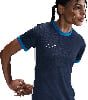Dunkelblaues Damen-Trikot von Nike mit weißem Logo und blauer Paspel.