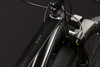 Rahmendetail eines schwarzen E-Bikes mit AIM-Logo und Gabel.