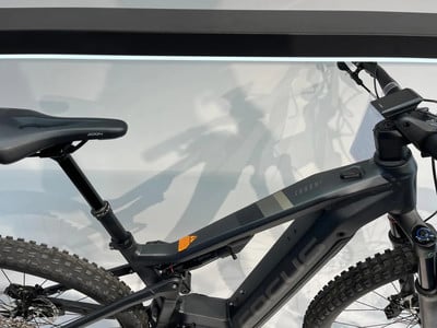 Detail eines Focus Mountain E-Bikes mit Federung und Display am Lenker. Detail eines Focus Mountain E-Bikes mit Federung und Display am Lenker.