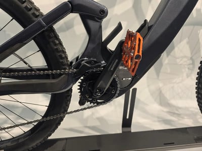 Detailaufnahme der Kurbel und des Pedals eines Mountainbike-E-Bikes mit Kette. Detailaufnahme der Kurbel und des Pedals eines Mountainbike-E-Bikes mit Kette.