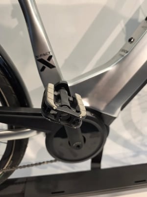 Nahaufnahme eines E-Bikes mit X-FACT-Logo und Kurbel. Nahaufnahme eines E-Bikes mit X-FACT-Logo und Kurbel.