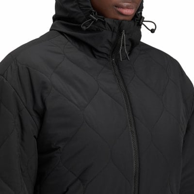 Čierna prešívaná bunda s kapucňou a zapínaním na zips.