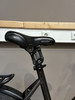 Schwarze Fahrradsattelstütze mit Federdämpfer und Logo