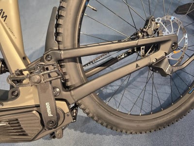 Das Hinterrad eines E-Bikes mit Bremsscheibe und Pedal. Das Hinterrad eines E-Bikes mit Bremsscheibe und Pedal.
