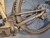 Das Hinterrad eines E-Bikes mit Bremsscheibe und Pedal.