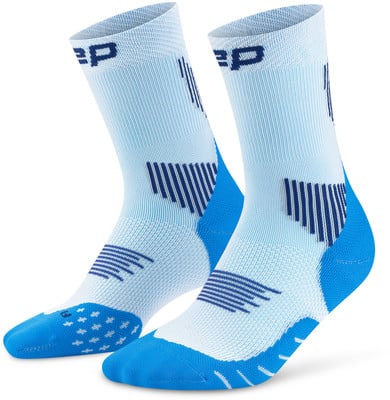 Blaue und weiße Sportsocken mit Muster und Markenlogo. Blaue und weiße Sportsocken mit Muster und Markenlogo.