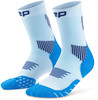 Blaue und weiße Sportsocken mit Muster und Markenlogo.