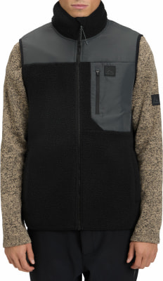 Ein Mann trägt eine schwarze Fleeceweste mit grauen Einsätzen und Langarmshirt. Ein Mann trägt eine schwarze Fleeceweste mit grauen Einsätzen und Langarmshirt.