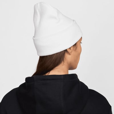 Rückansicht einer Frau in weißer Mütze und schwarzem Hoodie.