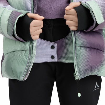 Nahaufnahme der Jacke mit Ärmeln und Reißverschluss, McKinley-Logo auf schwarzem Stoff.