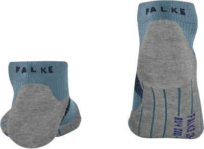 Zwei kurze blaue Socken mit grauer Ferse und Falke-Logo. Zwei kurze blaue Socken mit grauer Ferse und Falke-Logo.