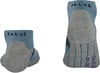 Zwei kurze blaue Socken mit grauer Ferse und Falke-Logo.