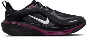 Schwarzer Nike Laufschuh mit weißem Swoosh und violetten Akzenten.