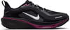 Schwarzer Nike Laufschuh mit weißem Swoosh und violetten Akzenten.