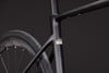 Rahmendetail eines schwarzen Fahrrads mit UCI-Logo und Aufkleber