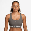 Frau in einem dunkelgrauen Nike Pro Sport-BH mit Logo.