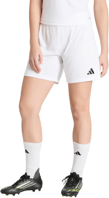 Mädchenbeine in weißen Adidas-Shorts und Fußballschuhen. Mädchenbeine in weißen Adidas-Shorts und Fußballschuhen.