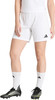 Mädchenbeine in weißen Adidas-Shorts und Fußballschuhen.