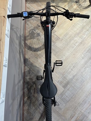 Schwarzes E-Bike von oben mit Digitalanzeige am Lenker. Schwarzes E-Bike von oben mit Digitalanzeige am Lenker.