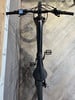Schwarzes E-Bike von oben mit Digitalanzeige am Lenker.