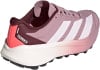 Damen-Trailrunning-Schuh von Adidas Terrex in Rosa mit weißen Streifen.