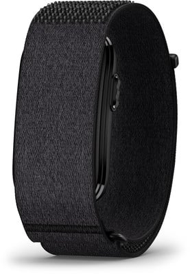 Schwarzes Textilarmband mit schwarzem Gerät am Handgelenk. Schwarzes Textilarmband mit schwarzem Gerät am Handgelenk.