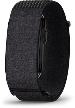 Schwarzes Textilarmband mit schwarzem Gerät am Handgelenk.