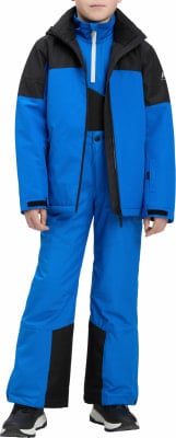 Junge in blauer Winterjacke und Hose mit schwarzen Details und Schuhen. Junge in blauer Winterjacke und Hose mit schwarzen Details und Schuhen.