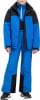 Junge in blauer Winterjacke und Hose mit schwarzen Details und Schuhen.