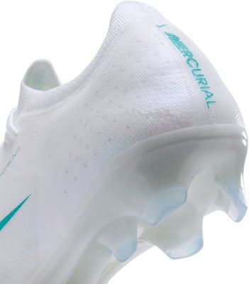 Weißer Fußballschuh mit türkisfarbenem Logo und Schriftzug. Weißer Fußballschuh mit türkisfarbenem Logo und Schriftzug.
