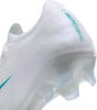 Weißer Fußballschuh mit türkisfarbenem Logo und Schriftzug.