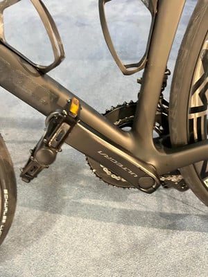 Detail eines modernen schwarzen Fahrrads mit Ultegra-Kurbeln und Flaschenhaltern. Detail eines modernen schwarzen Fahrrads mit Ultegra-Kurbeln und Flaschenhaltern.