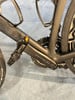 Detail eines modernen schwarzen Fahrrads mit Ultegra-Kurbeln und Flaschenhaltern.