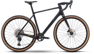 Schwarzes RAYMON Gravelbike mit beigen Reifen und Scheibenbremsen. Schwarzes RAYMON Gravelbike mit beigen Reifen und Scheibenbremsen.