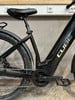 Schwarzes Cube E-Bike mit glänzendem Rahmen und schwarzem Sattel.