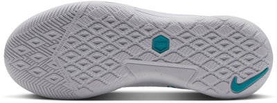 Podrážka boty Nike s protiskluzovým vzorem a logem Nike.