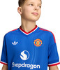 Junge im blauen Manchester United Fußballtrikot mit Snapdragon-Logo.