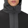 Nahaufnahme eines Mannes in einer schwarzen Jacke mit grauem Streifen und Kapuze.