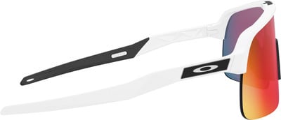 Weiße Oakley Sutro Sportbrille mit roten Gläsern und schwarzen Bügeln. Weiße Oakley Sutro Sportbrille mit roten Gläsern und schwarzen Bügeln.