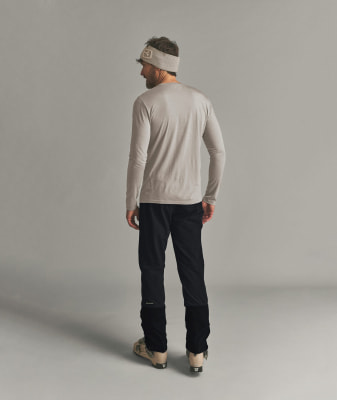 Ein Mann in Skischuhen und schwarzer Hose mit Stirnband. Ein Mann in Skischuhen und schwarzer Hose mit Stirnband.