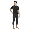 Ein Mann in einem dunklen T-Shirt und 3/4-langen Leggings steht vor weißem Hintergrund.