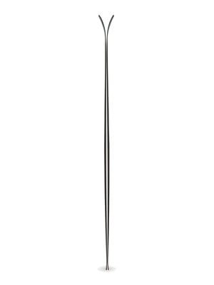 Ein schwarzer Ski auf weißem Hintergrund, von oben gesehen. Ein schwarzer Ski auf weißem Hintergrund, von oben gesehen.