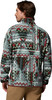 Ein Mann von hinten in einer bunten Fleecejacke mit geometrischem Muster.
