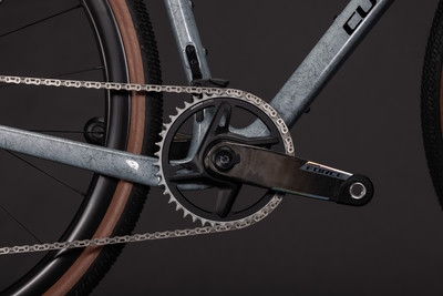 Detail einer Fahrradkette und Kurbel mit FORCE-Logo. Detail einer Fahrradkette und Kurbel mit FORCE-Logo.