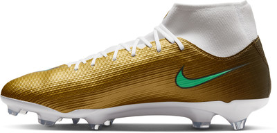 Goldene Nike Fußballschuhe mit weißem Kragen und grünem Logo. Goldene Nike Fußballschuhe mit weißem Kragen und grünem Logo.