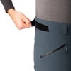 Mann schließt Hose mit Klettverschluss am Bund.